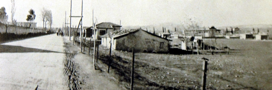 Από τη βόρεια είσοδο της Θεσσαλονίκης. Αριστερά του δρόμου ο τοίχος του στρατοπέδου Παύλος Μελάς. (ca 1943) 